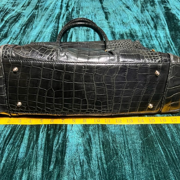 Authentic Gucci Dialux Queen handbag in black pebble leather w/gold bow hardware - Picture 10 of 13